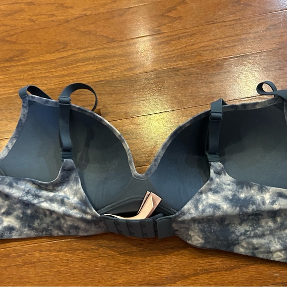 Victoria’s Secret Incredible Bra - Picture 2 of 4